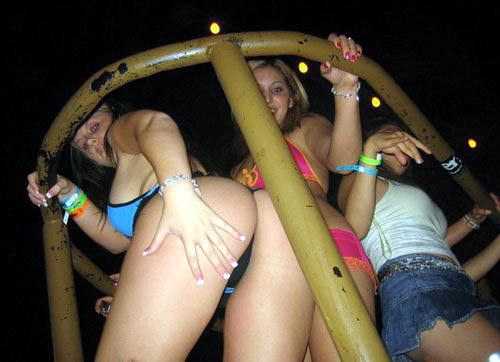 Chicas borrachas pilladas haciendo locuras