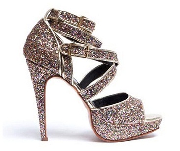 zapatos altos brillantes