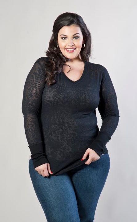Imagen de una modelo con outfit casual para gorditas