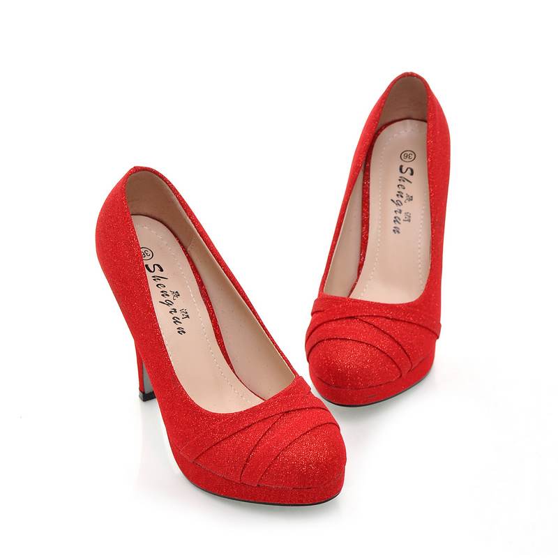 zapatos altos rojos elegantes