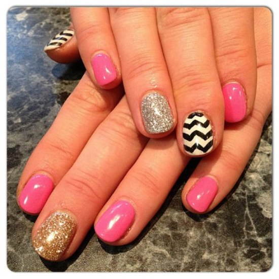 diseños de uñas rosas con dorado