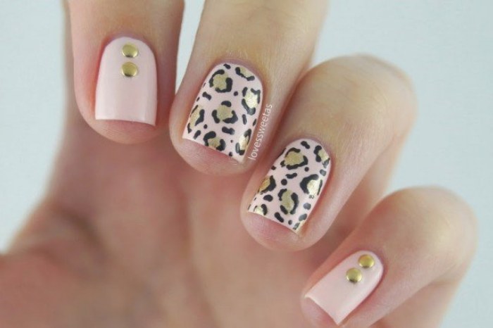 diseños de uñas rosas con dorado