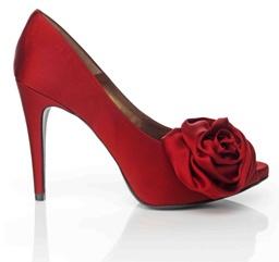 zapatos altos de color rojo