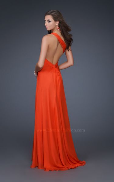 vestidos con escote en la espalda