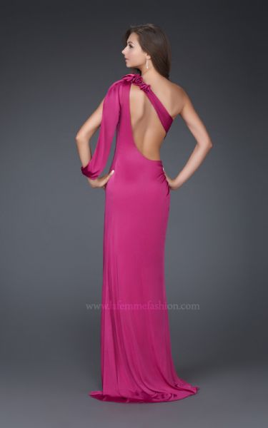 vestidos con escote en la espalda