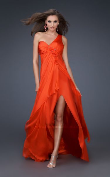 vestidos con escote en la espalda