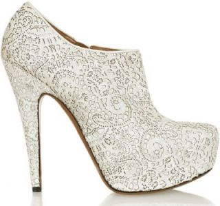 zapatos blancos con encaje