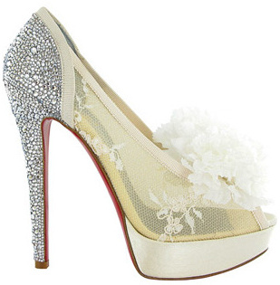 zapatos blancos con encaje