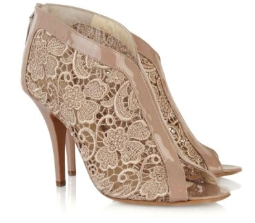 zapatos blancos con encaje