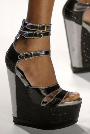 zapatos muy altos de moda