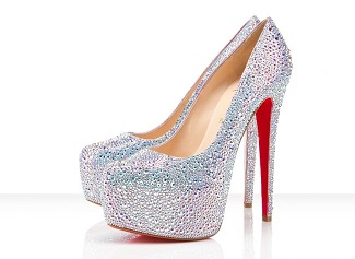 tacones muy altos blancos