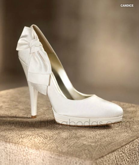zapatos blancos de novia