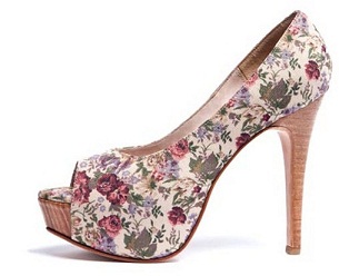 zapatos altos brillantes