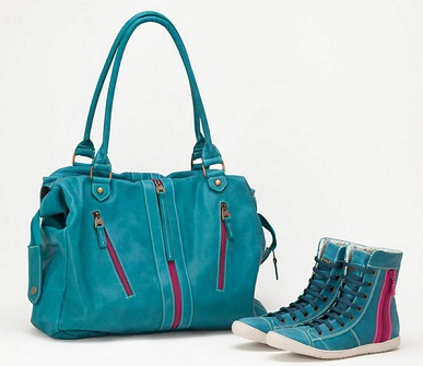 zapatos y bolsos coloridos