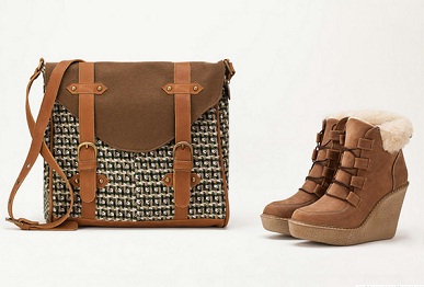 zapatos y bolsos coloridos