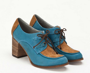 zapatos y bolsos coloridos