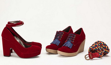 zapatos y bolsos coloridos