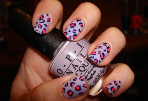 uñas pintadas con esmalte