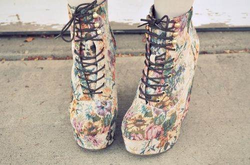 zapatos floreados de tacón