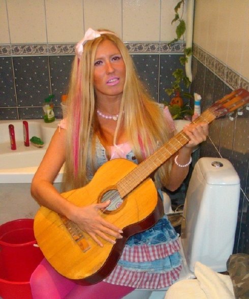 chica colorida atuendos atrevidos