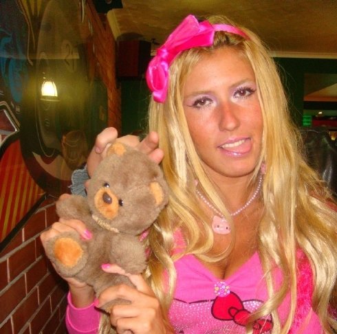 chica colorida atuendos atrevidos