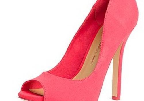 zapatos dorados de tacón alto