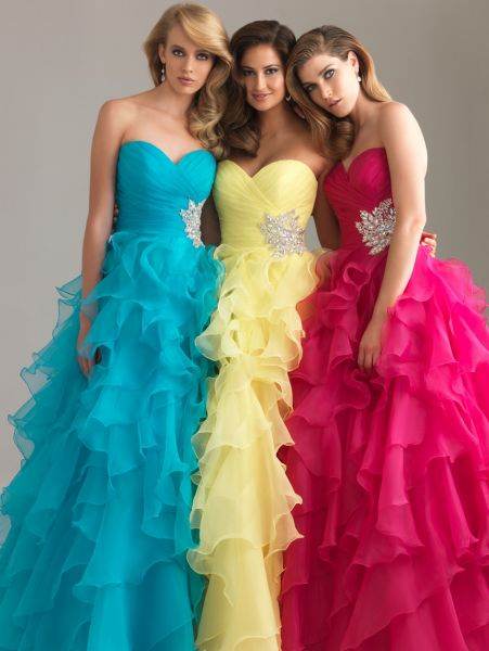 vestidos con capas color coral