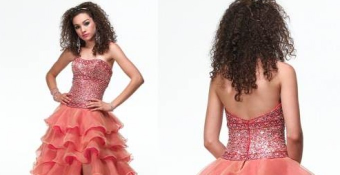 vestidos con capas color coral