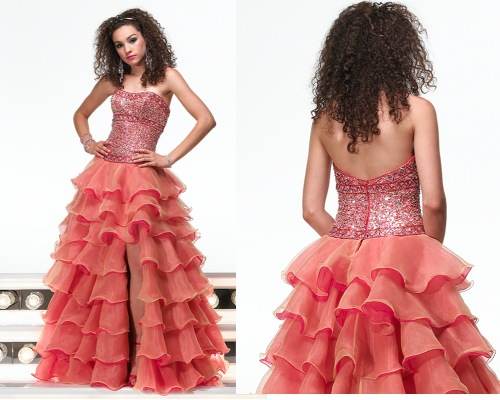 vestidos con capas color coral