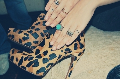 zapatos con manchas leopardo