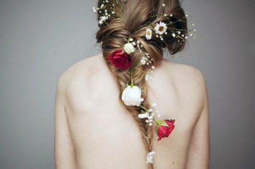 peinados con flores para novias