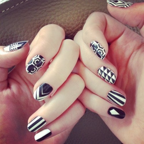 diseños uñas blanco y negro