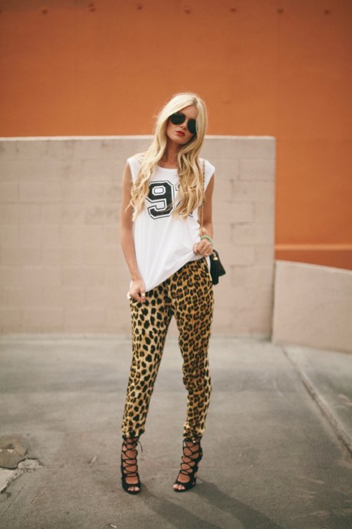outfits pantalones de estampados verano