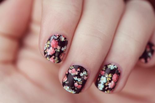 uñas con diseños de flores