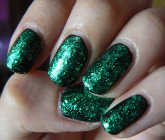 diseños uñas otoño color verde esmeralda