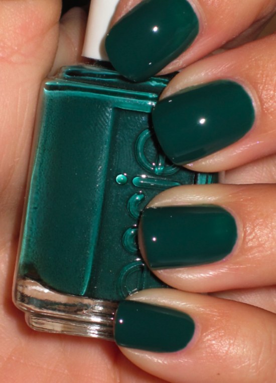 diseños uñas otoño color verde esmeralda
