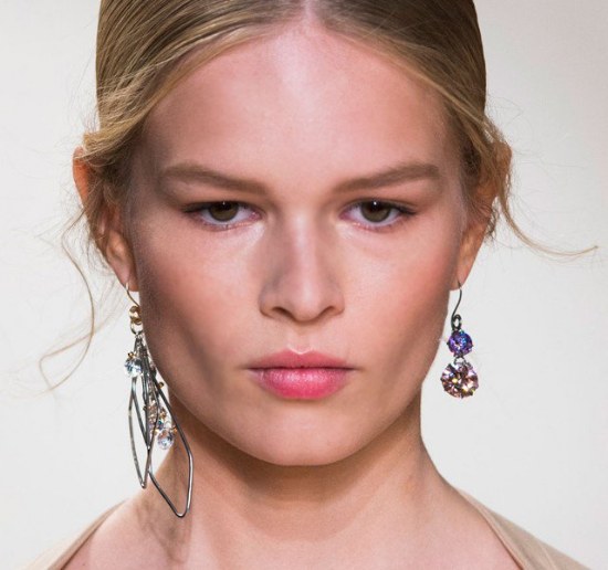 usar aretes diferentes moda accesorios