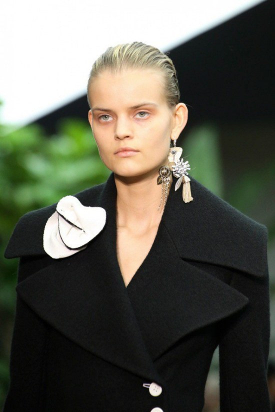 usar aretes diferentes moda accesorios