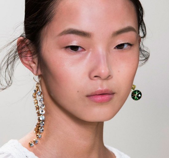 usar aretes diferentes moda accesorios
