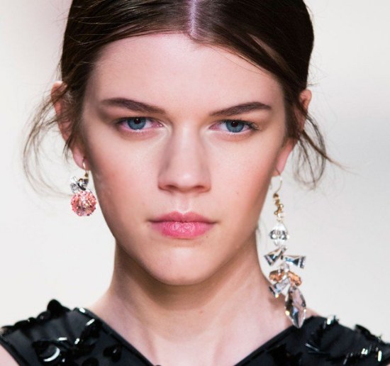 usar aretes diferentes moda accesorios