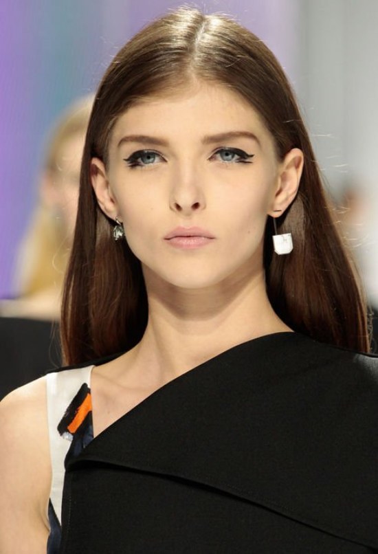 usar aretes diferentes moda accesorios