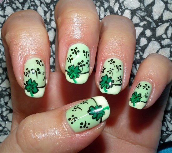 diseños uñas verde trebol