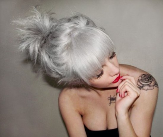pelo color plateado moda teñir