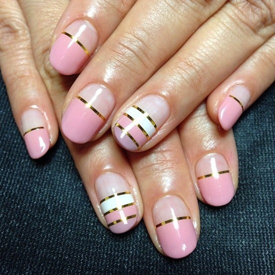 uñas diseños rayas dorado