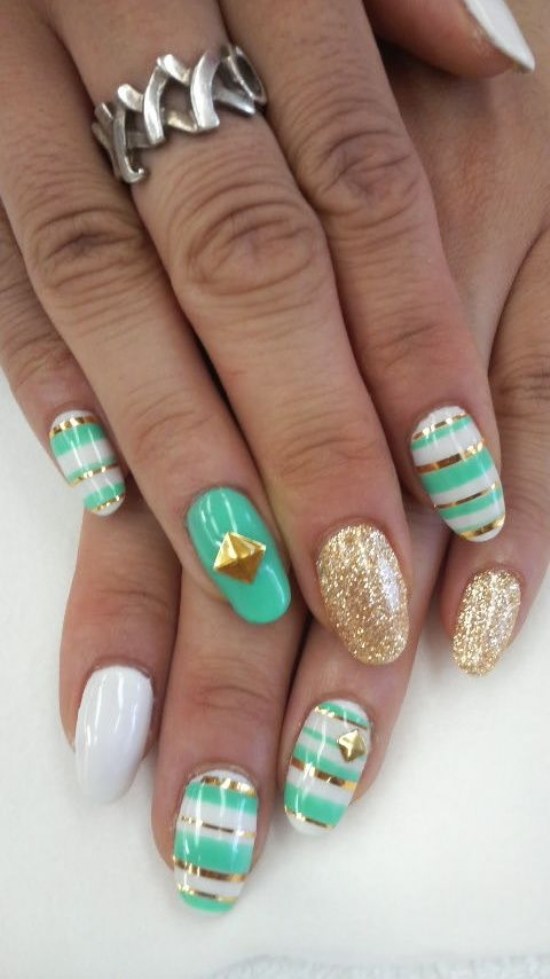 uñas diseños rayas dorado