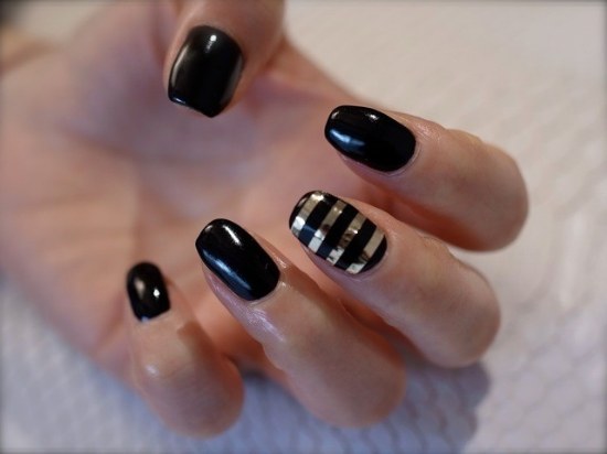 uñas diseños rayas dorado