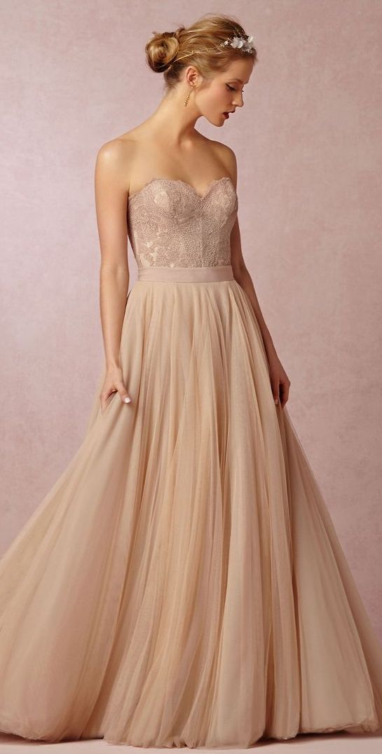 Hermosos vestidos color beige para damas de honor | AquiModa.com
