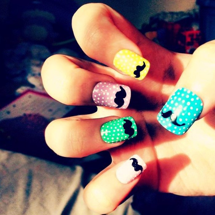 mostacho uñas