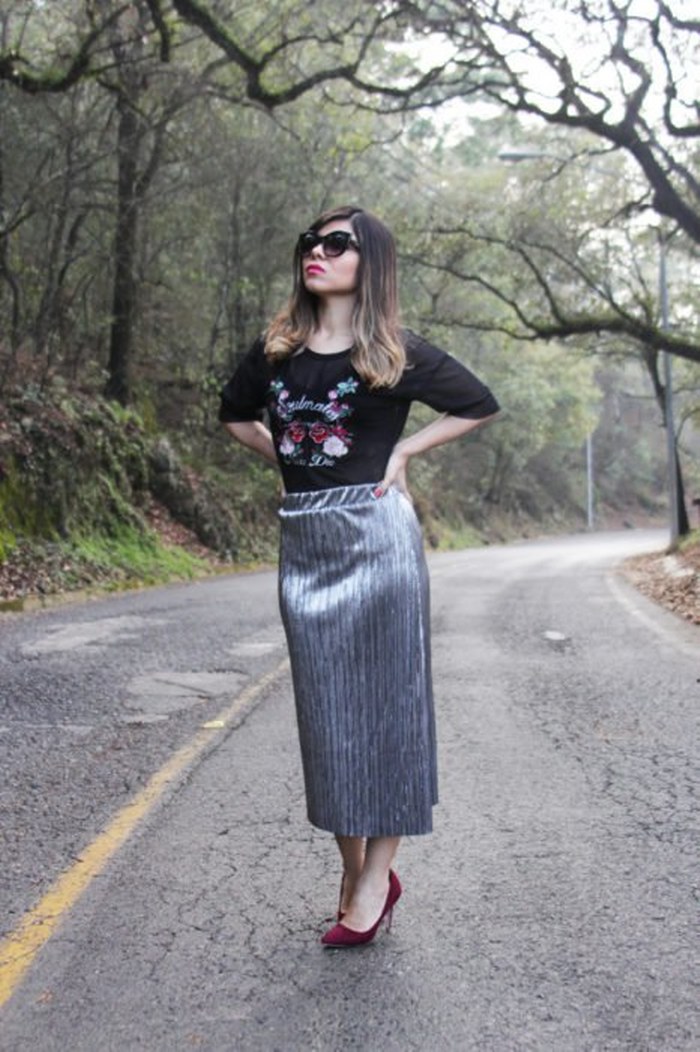 Creativas maneras de combinar tu outfit con las faldas metálicas