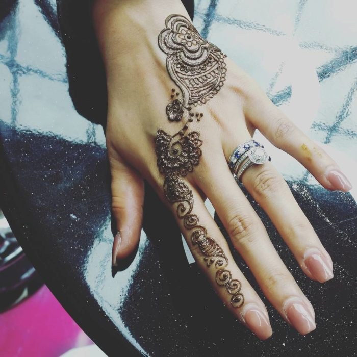 Brillantes tatuajes de henna que se convertirán en tu accesorio favorito